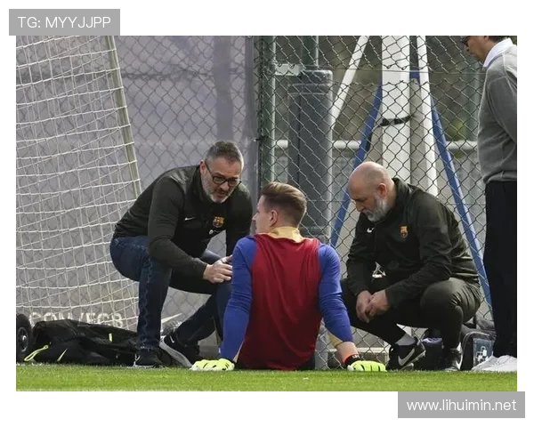 膝盖重伤,特尔施特根在离开当地医院时坐着轮椅 膝盖重伤,特尔施特根在离开当地医院时坐着轮椅