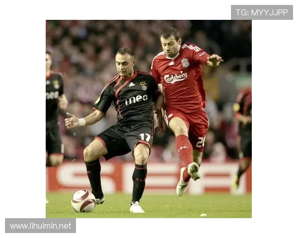 红军主场迎战巴黎全力拼抢 红军主场迎战巴黎全力拼抢